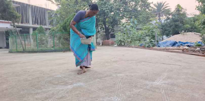 Chakradharpur: सागुन सोहराई पर्व पर सांसद जोबा माझी ने बनायी रंगोली