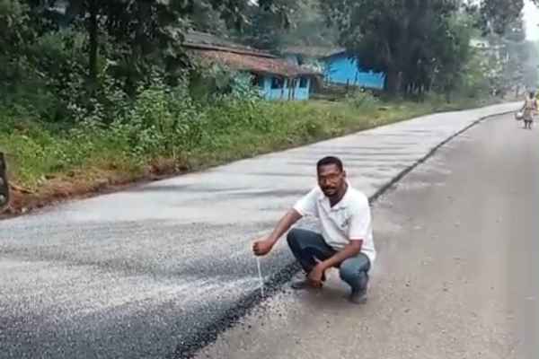 Chaibasa: गोईलकेरा से  सेरेंगंदा के बीच सड़क निर्माण में अनियमितता से  ग्रामीणों में रोष, विधायक ने जताई नाराजगी