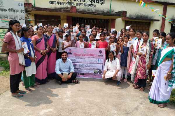 Chaibasa: स्वास्थ्यकर्मियों ने किशोरियों को एनीमिया और मासिक धर्म स्वच्छता पर दी महत्वपूर्ण जानकारी