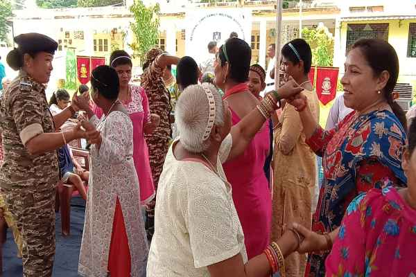 Jadugoda : चेशायर होम पहुंच डीआईजी रमेश कुमार ने दिव्यांग बच्चों व महिलाओं के साथ बांटी खुशियां