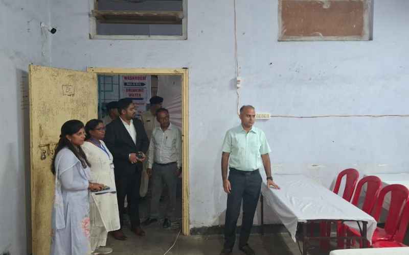 Jamshedpur: अधिकारियों ने डिस्पैच सेंटर, मतगणना केंद्र एवं स्ट्रांग रूम का किया निरीक्षण