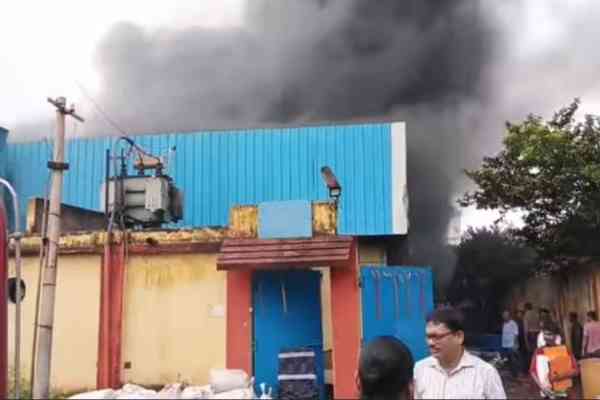 आदित्यपुर इंडस्ट्रियल एरिया में प्लास्टिक फैक्ट्री में आग, गंभीर आर्थिक नुकसान की आशंका
