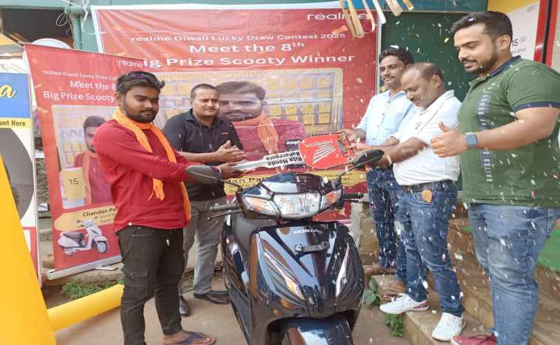 Bahragoda:  धनतेरस की बंपर खुशी, रीयलमी मोबाइल खरीद पर टोटो चालक ने जीती होंडा एक्टिवा स्कूटी