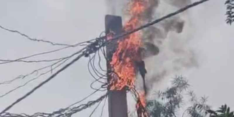 Chaibasa: घटिया क्वालिटी के बॉक्स और केबल से बड़ा हादसा टला, बिजली पोल पर लगी आग
