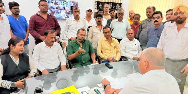 Jamshedpur : जाम से मुक्ति व यातायात सुचारू करने के लिए जिला कांग्रेस ने आरक्षी उपाधीक्षक को सौंपा मांग पत्र