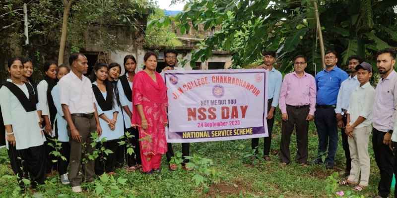 Chakradharpur : जेएलएन कॉलेज में मनाया गया एनएसएस दिवस