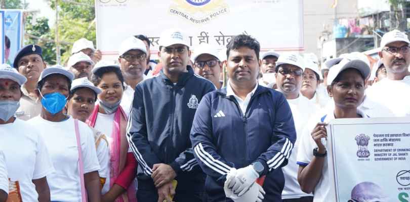 Chaibasa : स्वच्छता श्रमदान के माध्यम से सदर बाजार क्षेत्र में चलाया गया सफाई अभियान