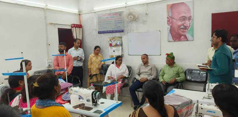 Jamshedpur : डीसी ने काष्ठ शिल्प से जुड़ी दीदीयों से किया संवाद, मार्केट लिंकेज व अन्य सहयोग का दिया आश्वासन