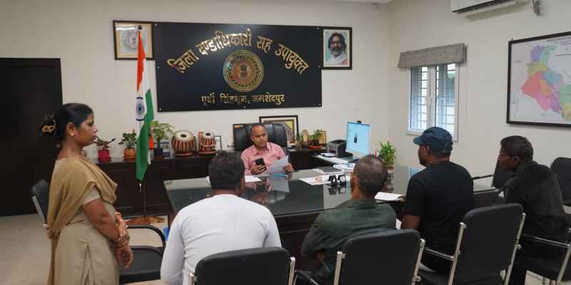 Jamshedpur : उपायुक्त ने सुनी नागरिकों की समस्याएं, समयबद्ध कार्रवाई के निर्देश