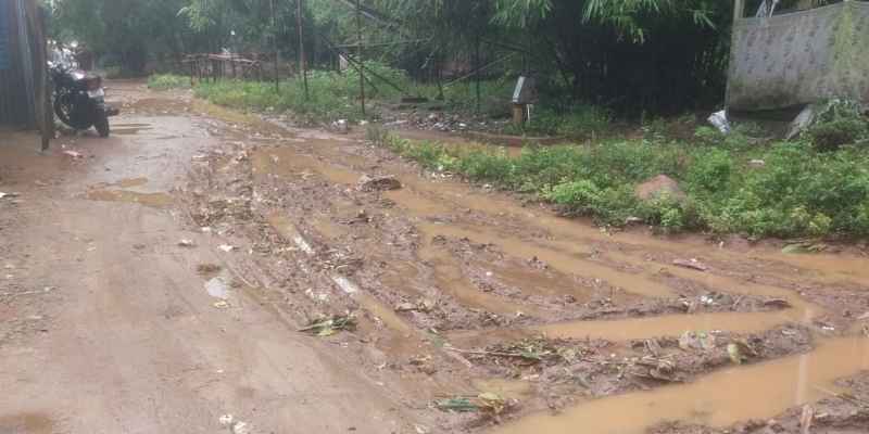 Bahragoda: लगातार हो रही बारिश से कीचड़ की समस्या से जूझ रहे जागधा गांव के ग्रामीण