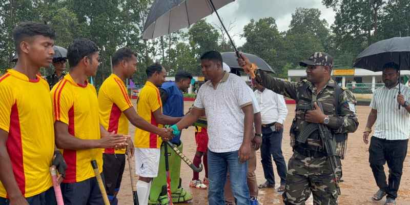 आनंदपुर में हॉकी टूर्नामेंट का विधायक जगत माझी ने किया उद्घाटन