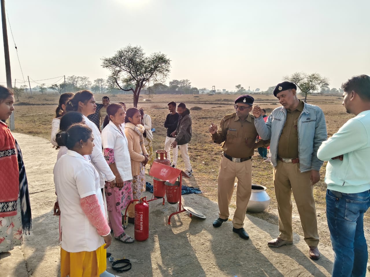 Chakradharpur: लोदोडीह के कल्याण अस्पताल में आग बुझाने का दिया गया प्रशिक्षण