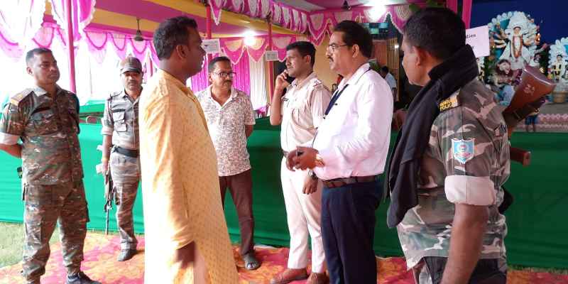 Jadugoda: रीजनल मजिस्ट्रेट ने छह दुर्गा पूजा पंडालों का किया निरीक्षण, गाइड लाइन की जांच की