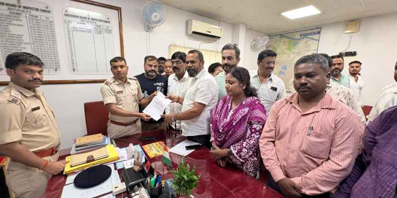 Jamshedpur: राहुल गांधी को गोली मारने के भाजपा प्रवक्ता के बयान पर एफआईआर दर्ज कराने थाना पहुंचे कांग्रेसी