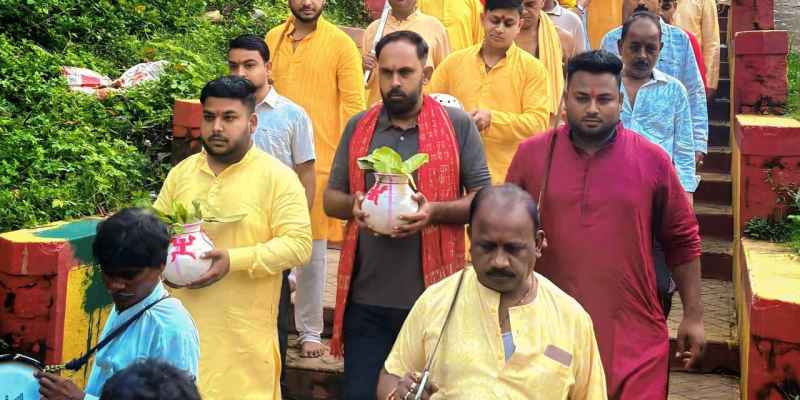 Chakradharpur:  दुर्गा पूजा पंडालों के पट खुले, निकाली गई बेलवरण घट यात्रा