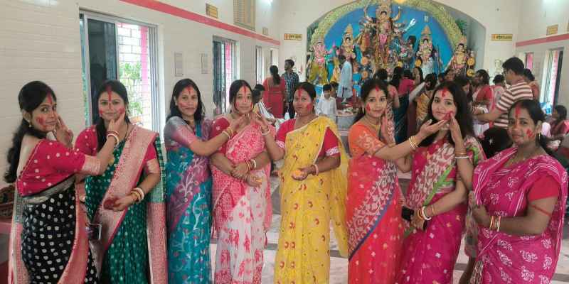 Bahragoda: :  सिंदूर खेला के साथ मां दुर्गा को दी गई अंतिम विदाई, दिखा भक्ति और उत्साह का मिलन