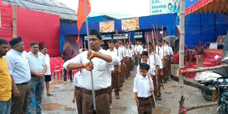 Jadugoda:  शताब्दी वर्ष पर राष्ट्रीय स्वयं सेवक संघ ने निकाली नगर भ्रमण रैली