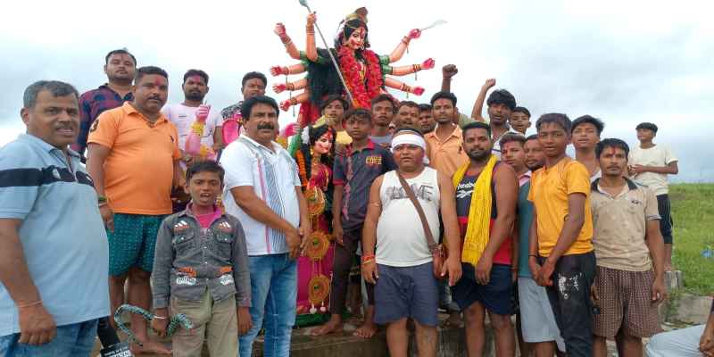 Jadugoda: :  वीर ग्राम के ग्रामीणों ने नम मां आंखों से की मां दुर्गा की विदाई, नारायणपुर तालाब में प्रतिमा का हुआ विसर्जन