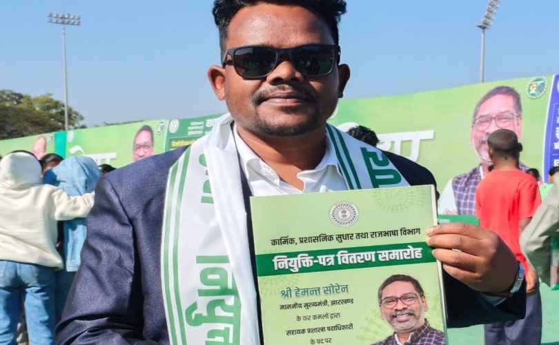 Baharagoda: गुड़ाबांदा के सीताराम हेंब्रम बने असिस्टेंट सेक्शन ऑफिसर, पुंसिया गांव में खुशी का माहौल