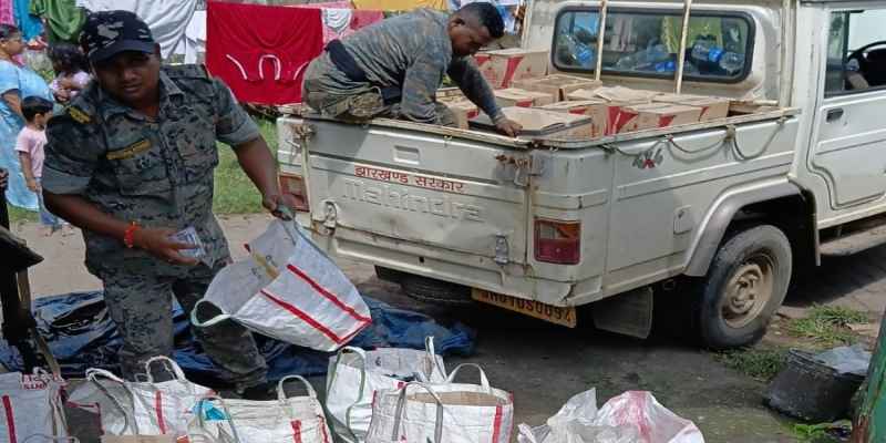 Jamshedpur: शहर की बस्तियों में उत्पाद विभाग का छापा, भारी मात्रा में अवैध देसी और विदेशी शराब बरामद