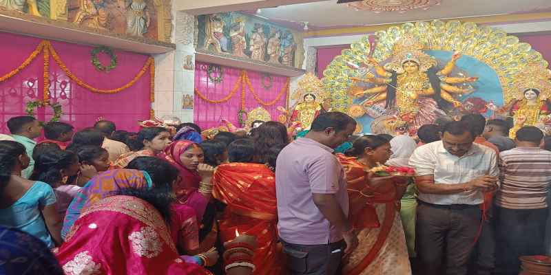 Chaibasa: महाअष्टमी पूजा के लिये श्रद्धालुओं में भारी उत्साह, पूजा पंडालों में पहुंचे माता के भक्त