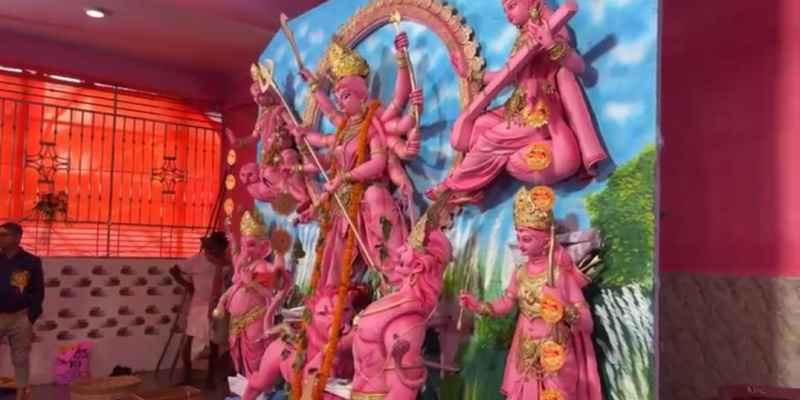 Chakradharpur:  पूजा पंडालों व मंदिरों में अष्टमी पूजा कर श्रद्धालुओं ने दी पुष्पांजलि