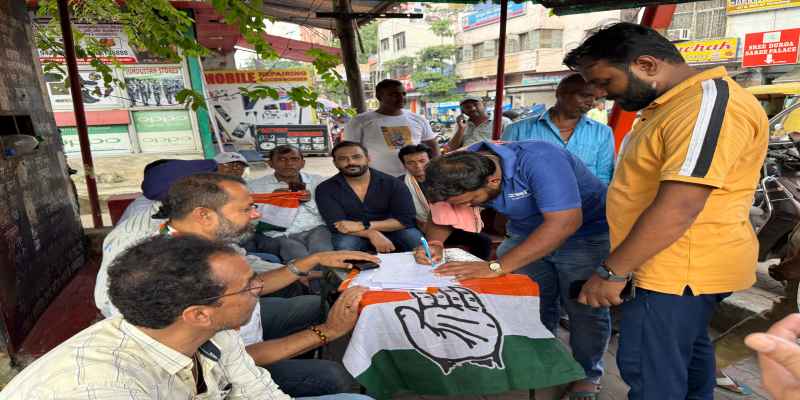 Jamshedpur: साकची बाजार में कांग्रेस ने चलाया “हमारे वोटों की चोरी रोकें” हस्ताक्षर अभियान