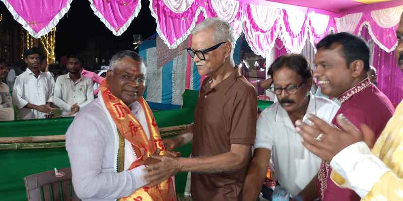 Jadugoda: सोमेश सोरेन ने जादूगोड़ में पूजा पंडालों का किया भ्रमण,  माता रानी से मांगा आशीर्वाद
