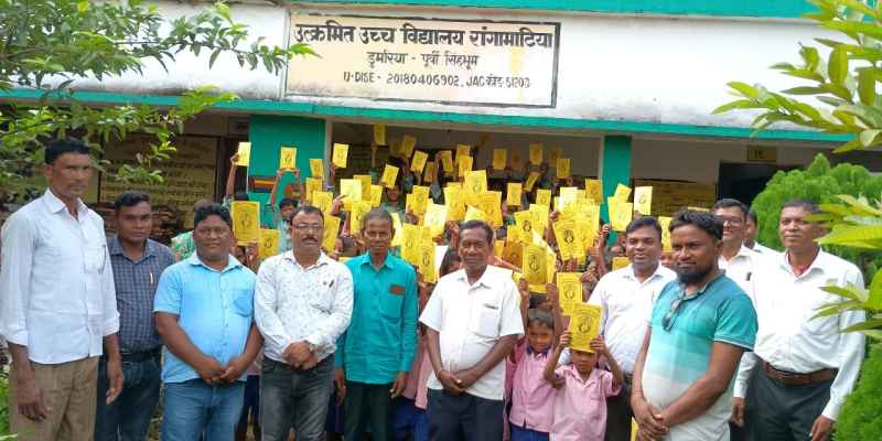 Jadugoda: डुमरिया के दो स्कूलों में बांटी गईं ओलचिकी की किताबें, खुशी से झूम उठे संथाली बच्चे