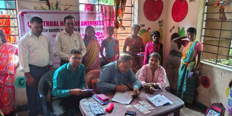 Jamshedpur : आदिम जनजातीय समूह की महिलाओं को दी मासिक धर्म व स्वच्छता की जानकारी
