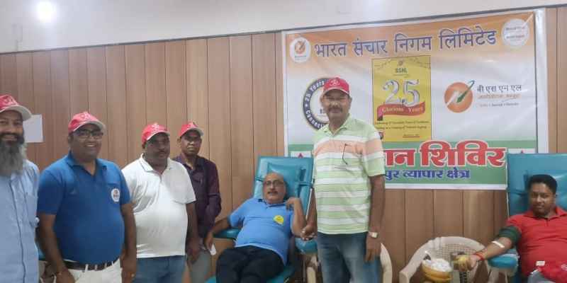 Jamshedpur :  रजत जयंती वर्ष पर बीएसएनएल के शिविर में 50 यूनिट रक्तदान