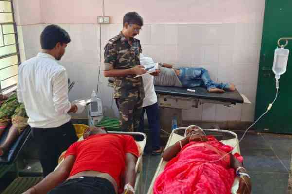मनोहरपुर में सवारी गाड़ी दुर्घटनाग्रस्त,बच्चों व महिला समेत एक दर्जन लोग घायल