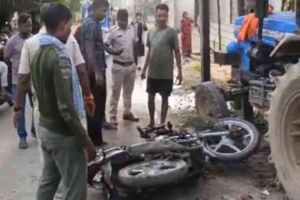 चाईबासा के घंटा घर के पास ट्रैक्टर की चपेट में आने से दंपती घायल,जमशेदपुर रेफर