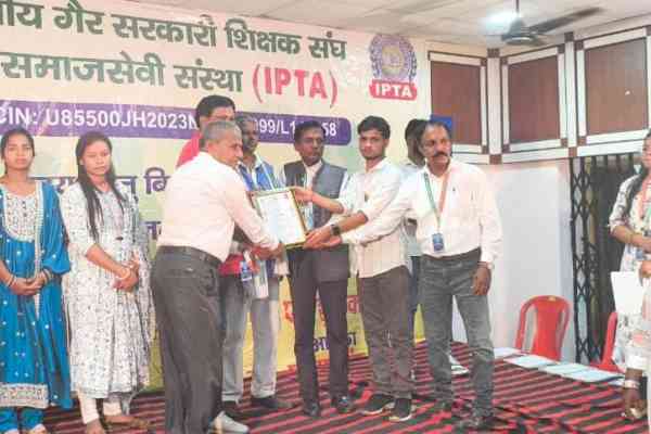 कलाकार सौरभ प्रामाणिक को मिला 'टीचर्स एक्सीलेंस अवार्ड'
