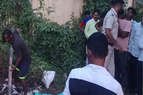 चक्रधरपुर के रेलवे ओवर ब्रिज के समीप कचरे में मिला अज्ञात व्यक्ति का जला शव
