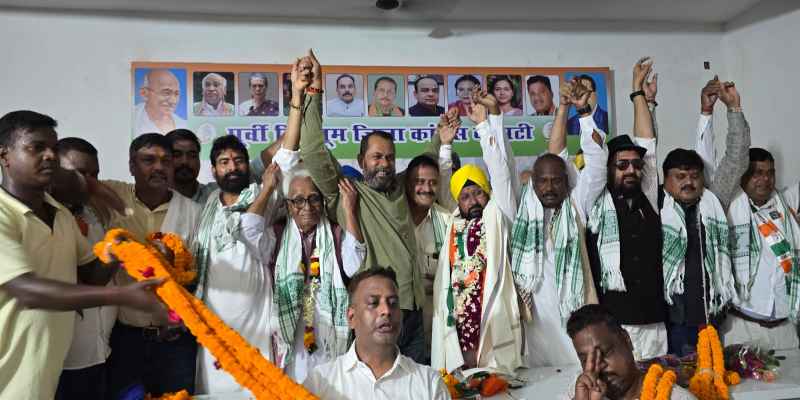 Jamshedpur:  आनंद बिहारी दुबे ने नव नियुक्त जिलाध्यक्ष परविंदर सिंह को पदभार सौंपा
