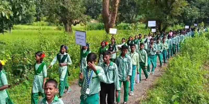 Chakradharpur : जागरुकता रैली निकालकर बच्चों ने पर्यावरण बचाने का दिया संदेश