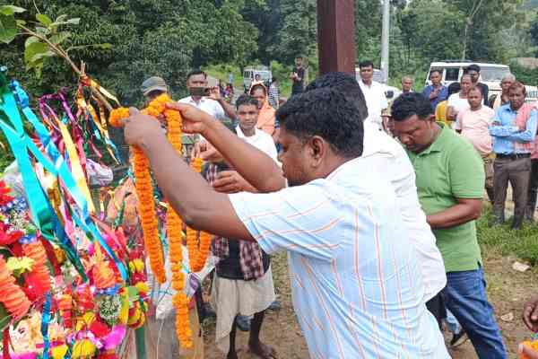 विधायक जगत माझी ने डेरेवां चौक, सलाय और गुवा पहुंच शहीदों को अर्पित की श्रद्धांजलि