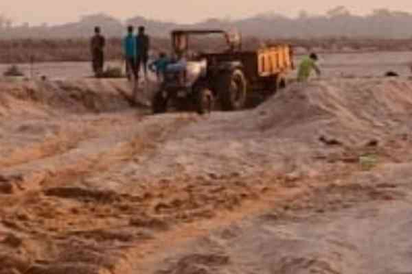 Bahragoda: बालू माफिया बेखौफ, धड़ल्ले से चल रहा बालू का अवैध कारोबार