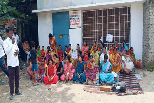 Chandil : सरकारी शराब दुकान हटाने की मांग तेज, दुकान के सामने धरने पर बैठी महिलाएं