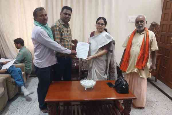 Chandil : विस्थापित अधिकार मंच फाउंडेशन ने मांगों को लेकर विधायक को सौंपा ज्ञापन