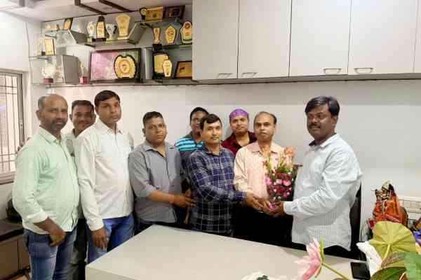 Jamshedpur : टीएसडीपीएल यूनियन चुनाव में जीत पर दिनेश कर्मियों ने किया अभिनंदन