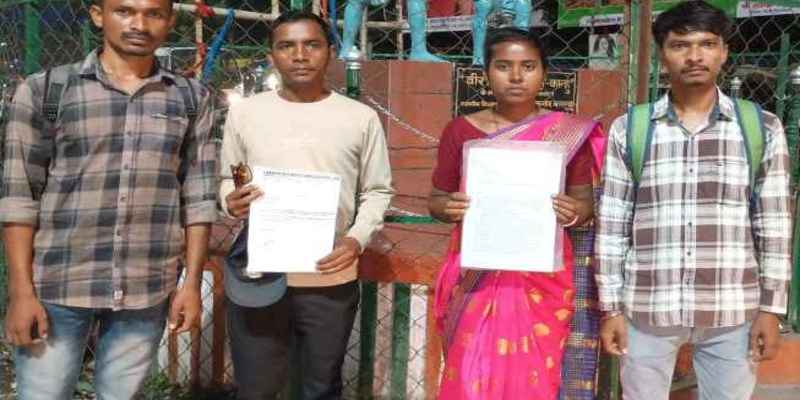 Jadugoda:  :  डुमरिया एकलव्य विद्यालय के हटाए गए स्टाफ ने डीसी से की वापस नियोजन देने की मांग