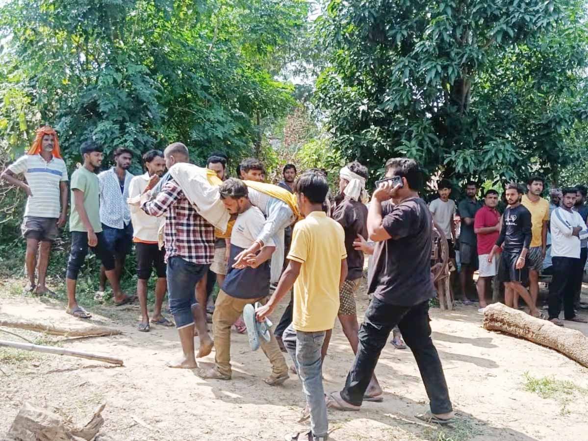 औरंगाबाद में नाव हादसा : एक दर्जन लोग डूबे, युवती की मिली लाश, तलाश जारी