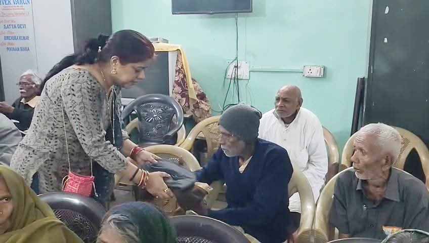 हजारीबाग : भाजपा नेत्री ने ओल्ड एज होम में जरूरतमंदों को भेंट की आवश्यक सामग्री