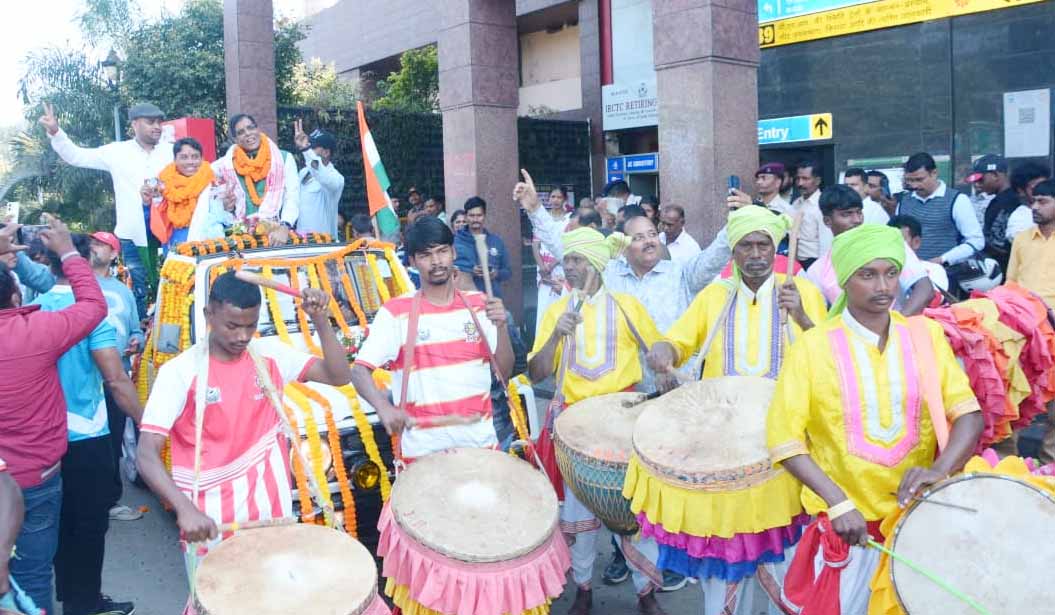 रांची: लॉन बॉल्स वर्ल्ड कप के रजत पदक विजेता दिनेश कुमार का भव्य स्वागत