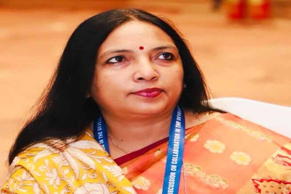 ग्राहकों से सर्विस टैक्स वसूलने पर पटना व मुंबई के रेस्टोरेंट पर दंड : निधि खरे