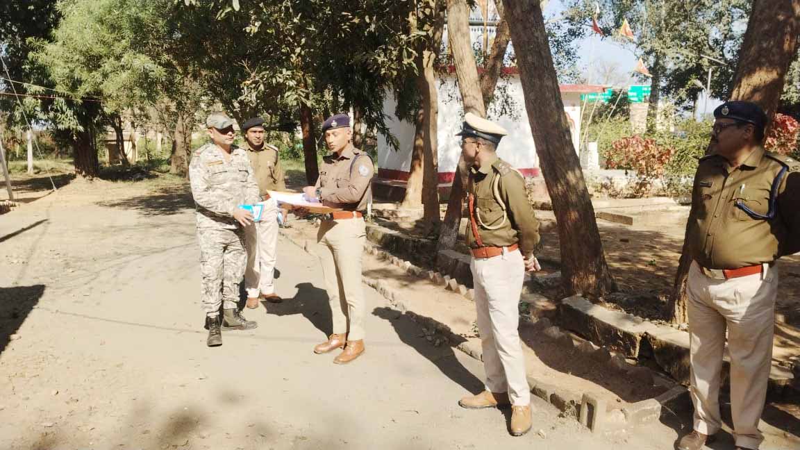 लातेहार: SP ने किया महुआडांड़ थाना का निरीक्षण, फरार अपराधियों की गिरफ्तारी के निर्देश