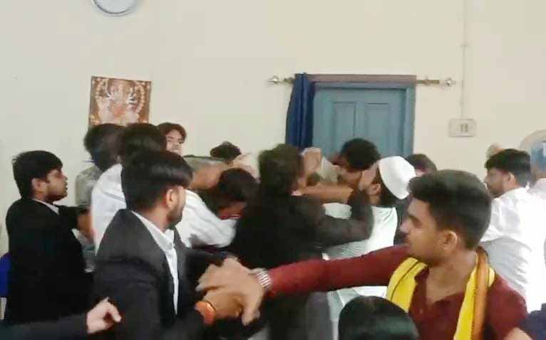 धनबाद लॉ कॉलेज में दो गुटों में भिड़ंत, आधा दर्जन छात्र घायल
