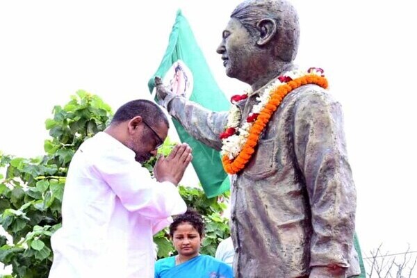 सीएम हेमंत सोरेन ने पूर्व विधायक दुर्गा सोरेन को दी श्रद्धांजलि